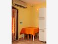 Karbuni, Comedor in the studio-apartment, air condition available y WiFi.