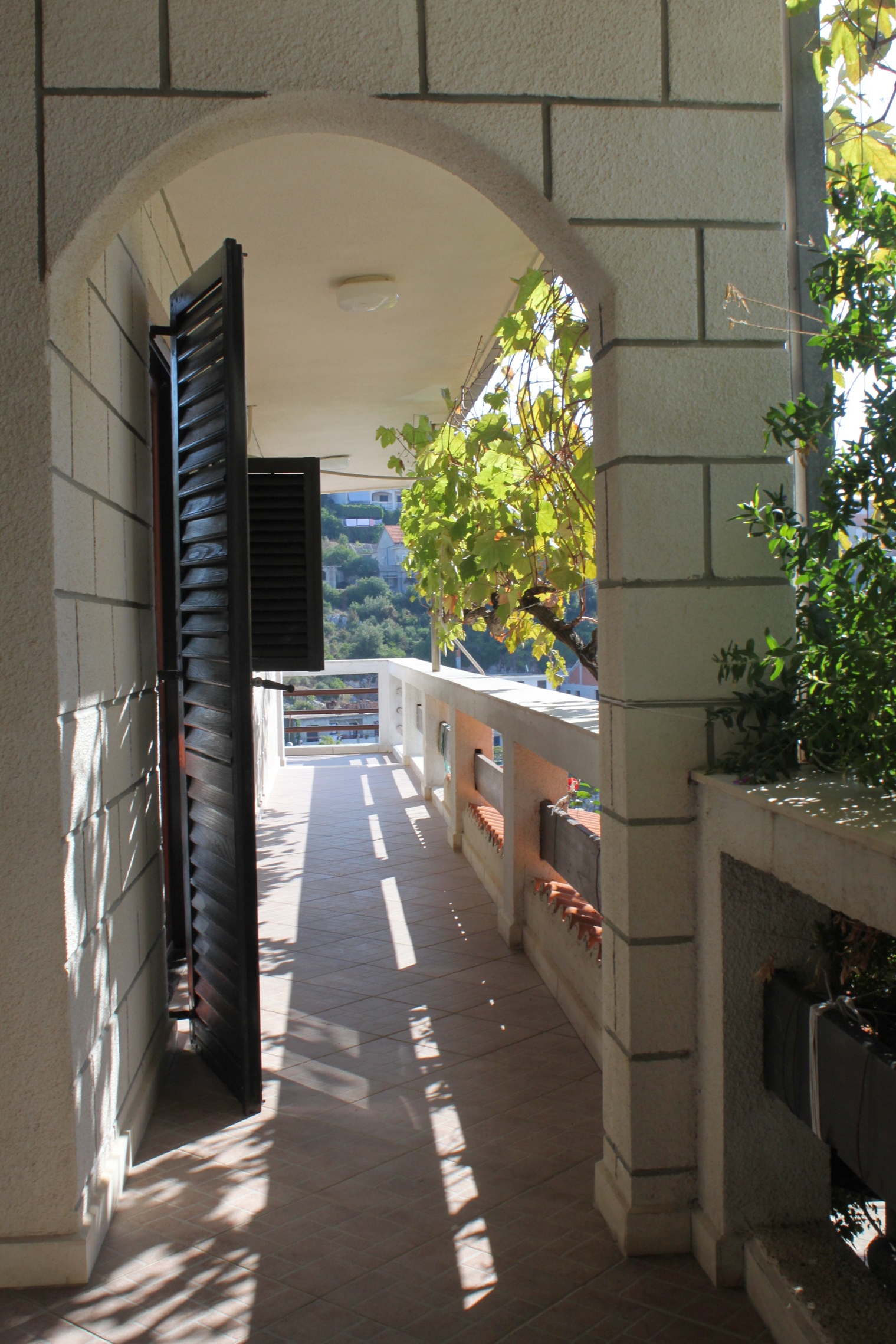 Two bedroom apartment near beach Zavalatica, Korčula  A-a