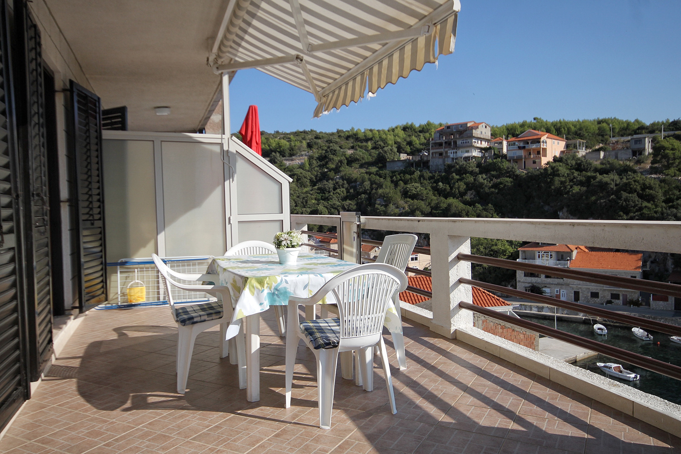 Two bedroom apartment near beach Zavalatica, Korčula  A-a