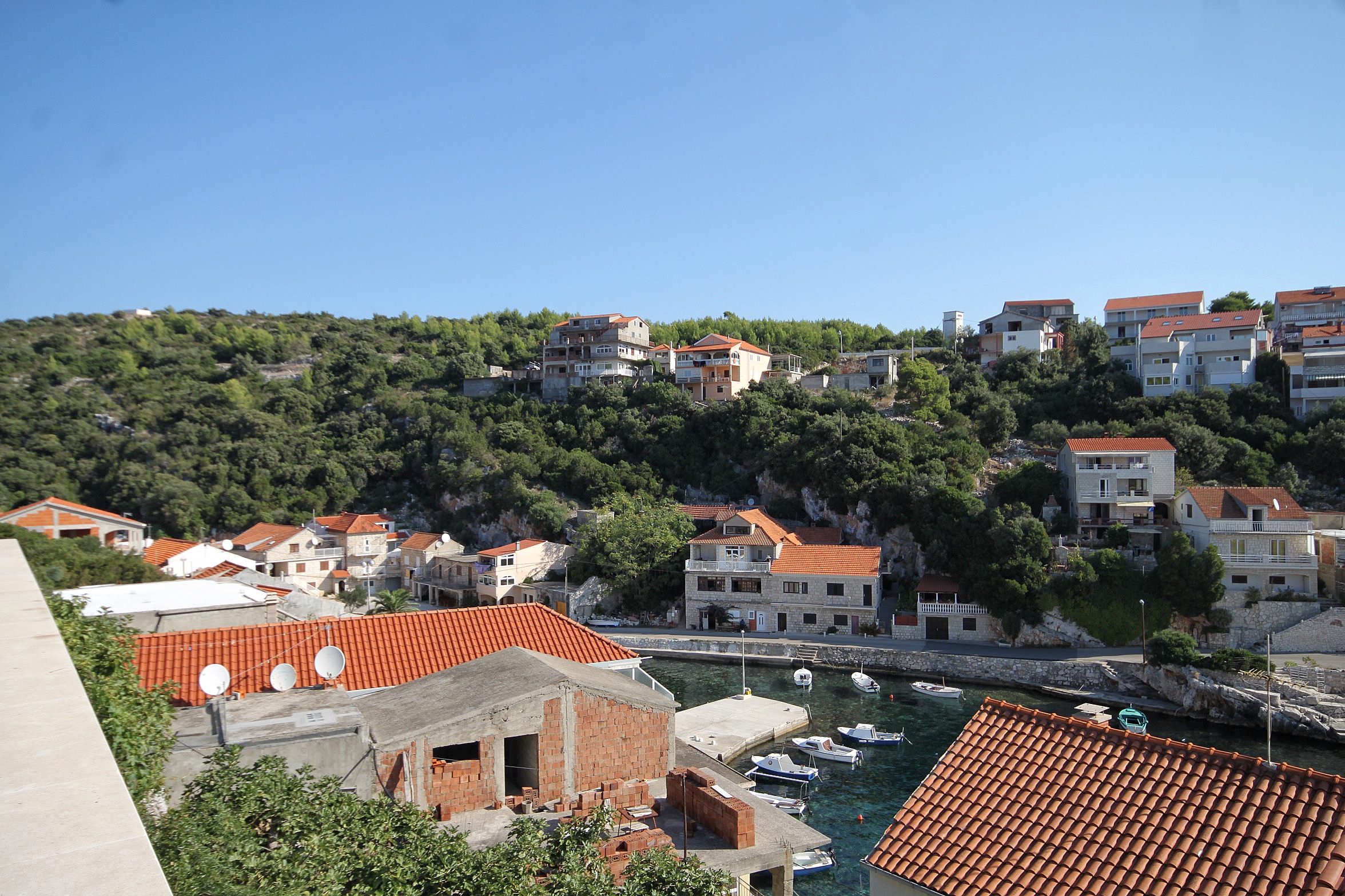 Two bedroom apartment near beach Zavalatica, Korčula  A-a