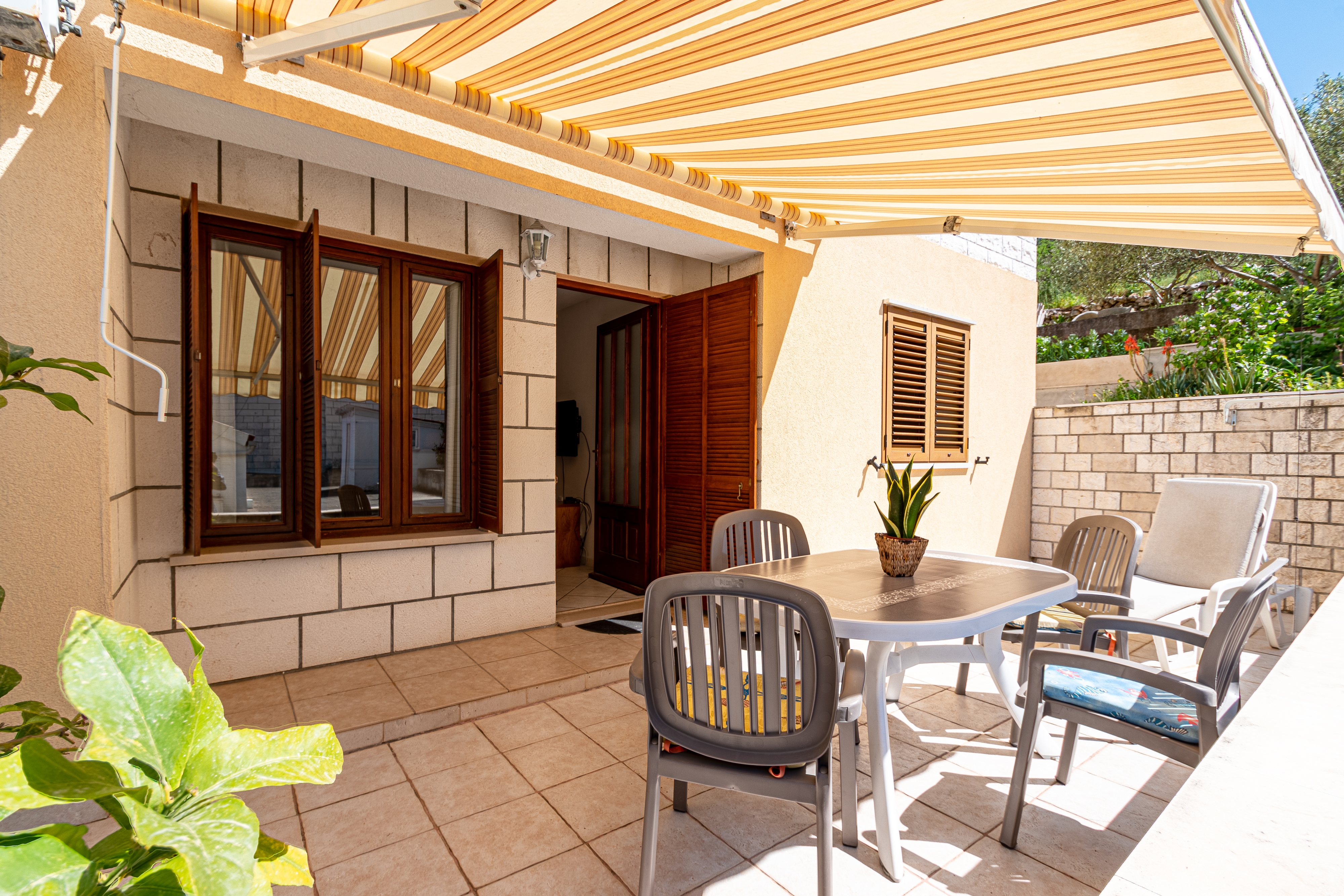 Two bedroom apartment with terrace and sea view Tri Žala, Korčula  A-c