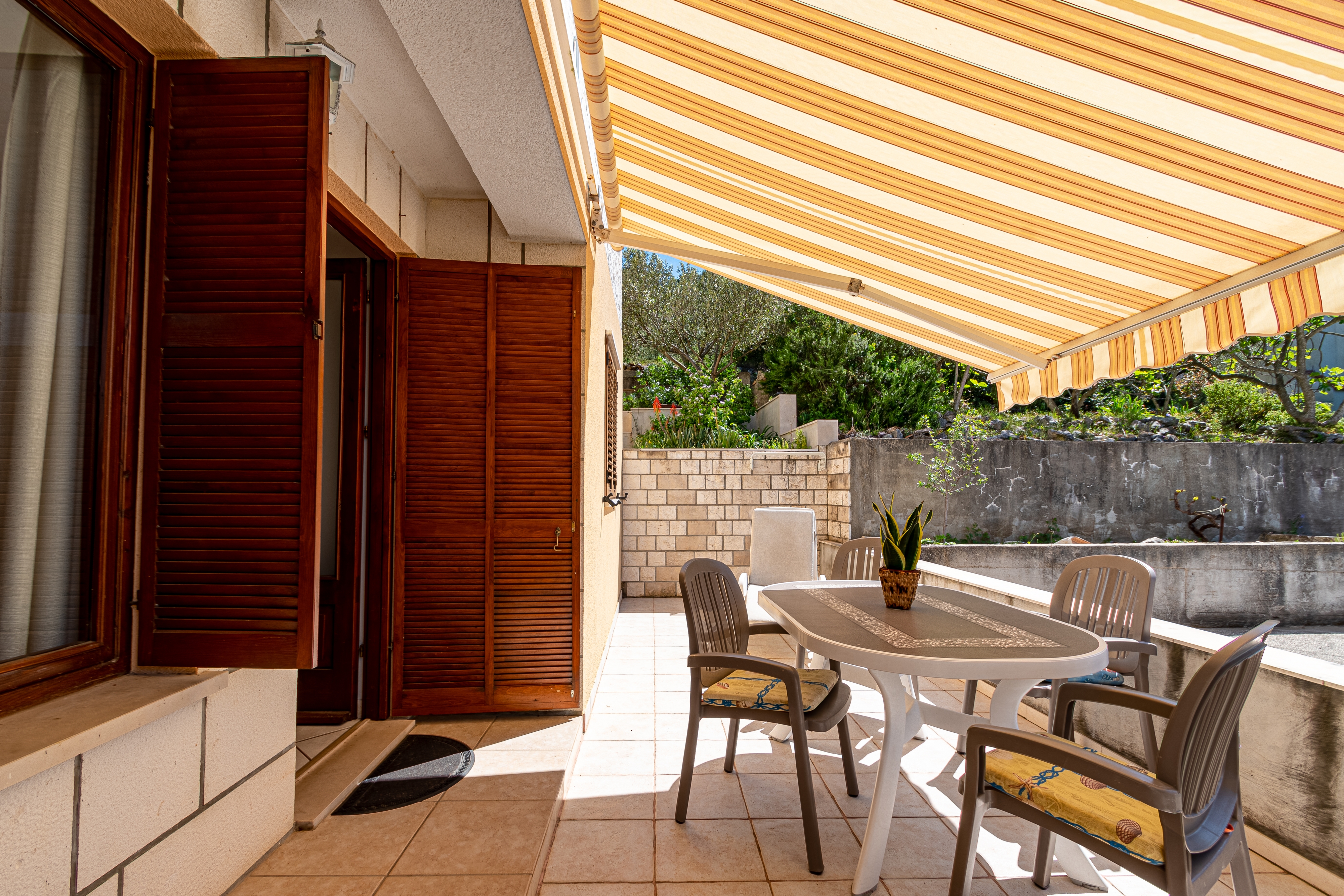 Two bedroom apartment with terrace and sea view Tri Žala, Korčula  A-c