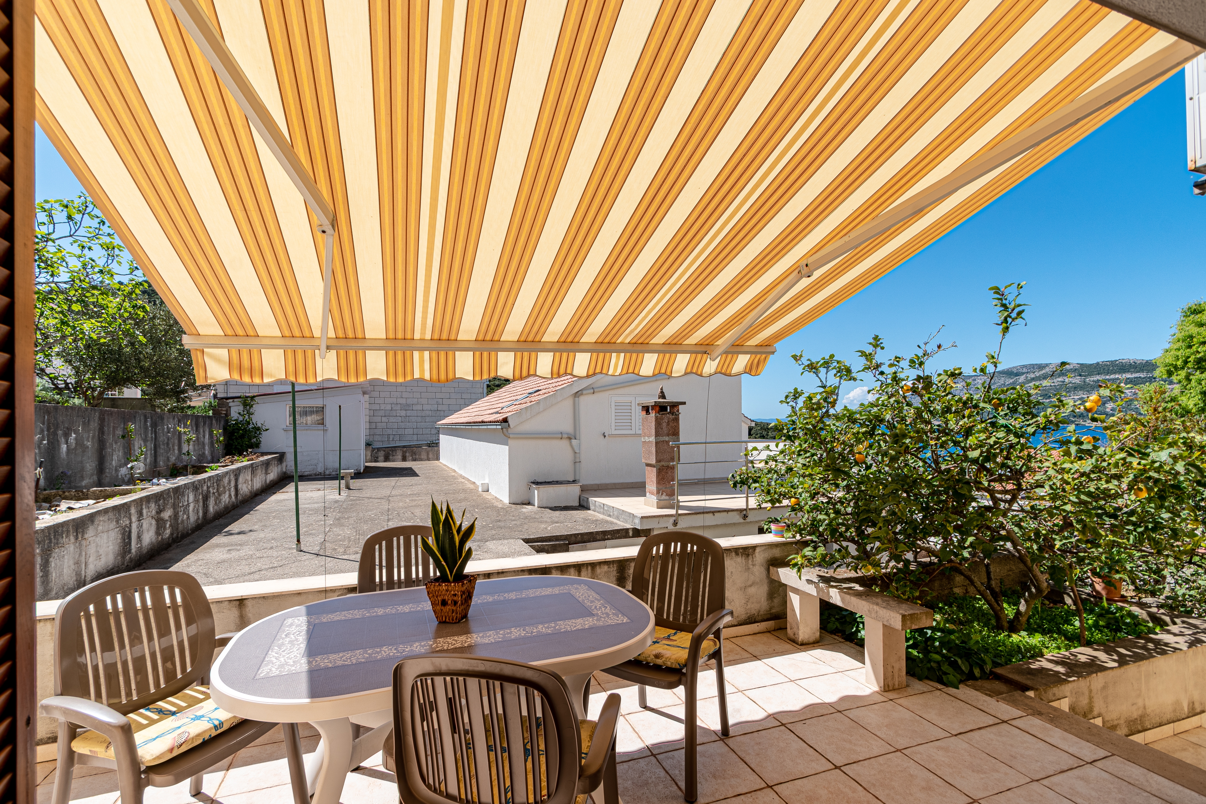 Two bedroom apartment with terrace and sea view Tri Žala, Korčula  A-c