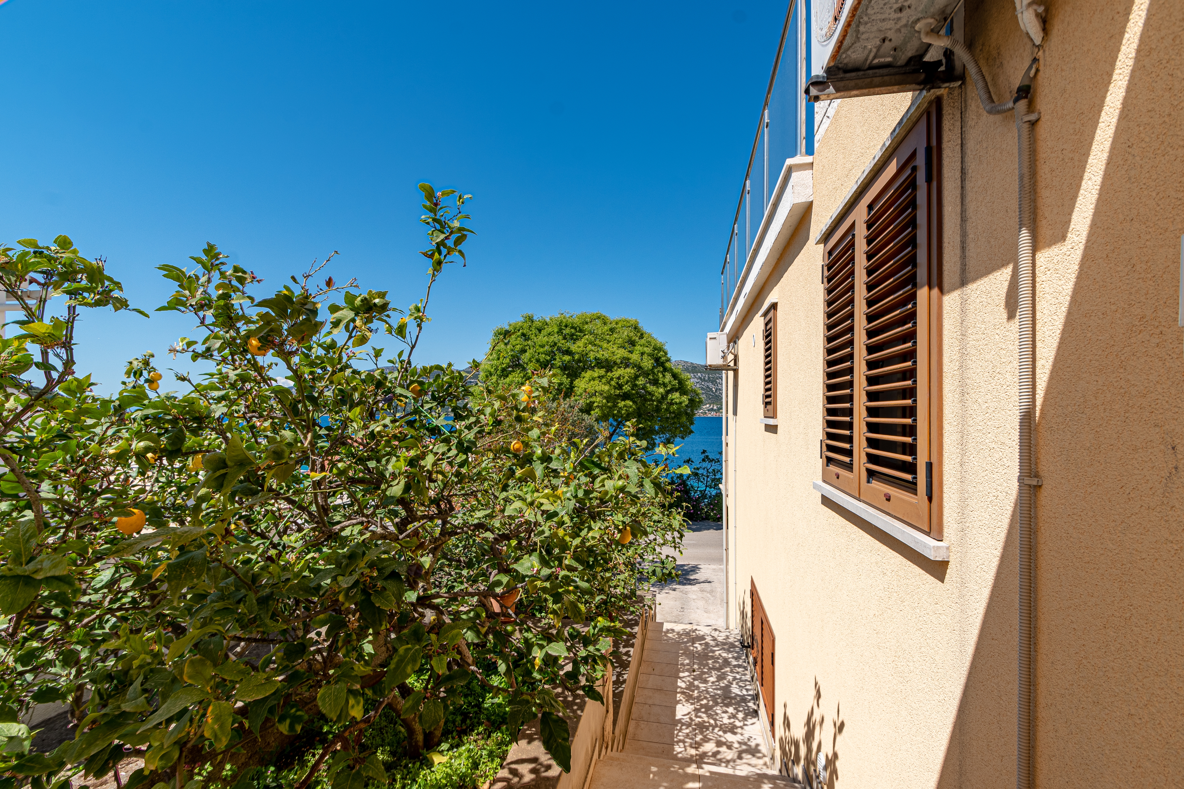 Two bedroom apartment with terrace and sea view Tri Žala, Korčula  A-c