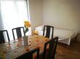 Novalja, Dining room in the apartment, (pet friendly) and WiFi.