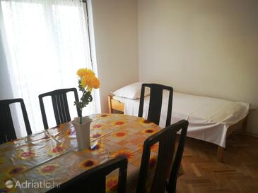 Novalja, Dining room in the apartment, (pet friendly) and WiFi.