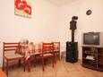 Povljana, Dining room in the apartment, air condition available and WiFi.