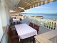 Kustići, Terrasse commune dans l’hébergement en type apartment, avec la vue sur la mer et WiFi.