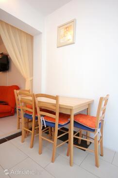 Dining room Novalja, Dining room in the studio-apartment.