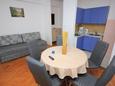 Dining room Novalja, Dining room in the apartment, dostupna klima i WIFI.