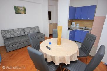 Dining room Novalja, Dining room in the apartment, dostupna klima i WIFI.