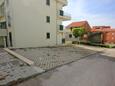 Parking lot Novalja, Pag, Parking lot 9427 - Apartments with pebble beach.
