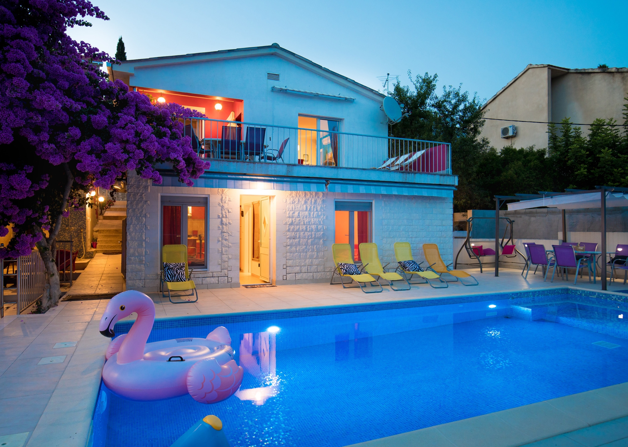 Comfortable and spacious house with a swimming pool by the beach Seget Vranjica, Trogir (K-9430)