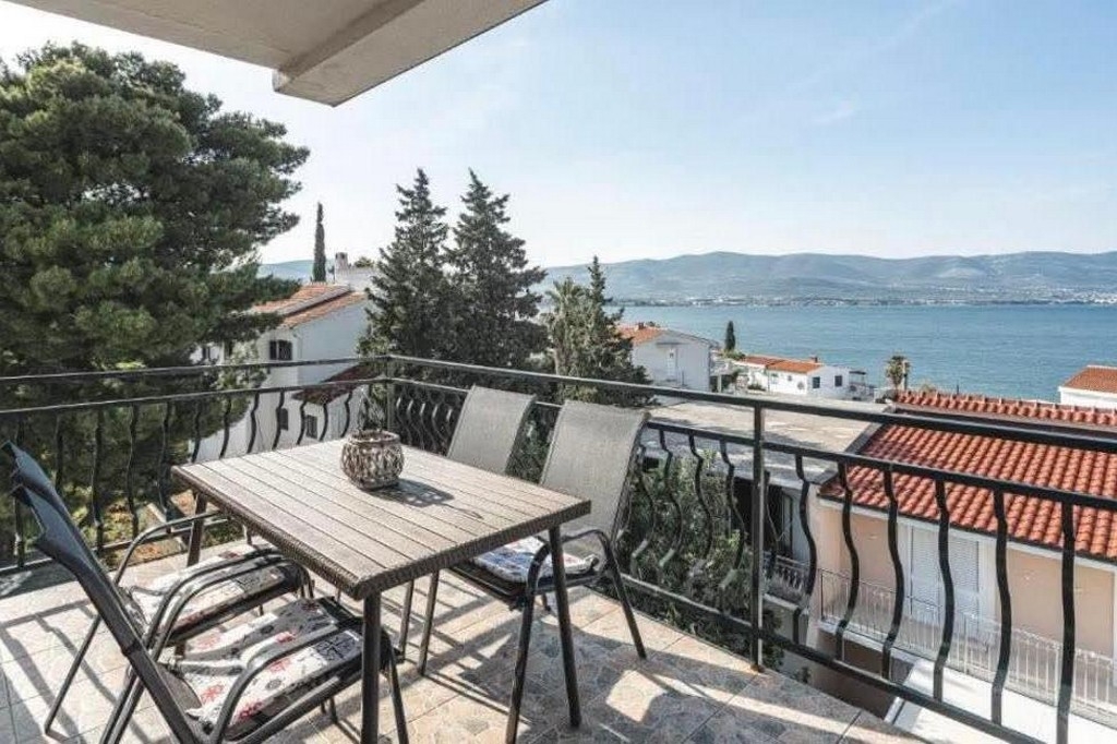 Two bedroom apartment with terrace and sea view Slatine, Čiovo (A-9433-b) Two bedroom apartment with terrace and sea view Slatine, Čiovo (A-9433-b)