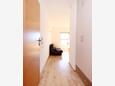 Duće, Hallway in the apartment, air condition available and WiFi.