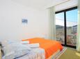 Slatine, Bedroom in the studio-apartment, air condition available and WiFi.