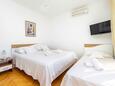 Bedroom Duće, Bedroom in the studio-apartment, air condition available and WiFi.