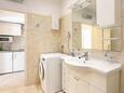 Duće, Bathroom in the studio-apartment, WiFi.