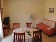 Lumbarda, Comedor in the apartment, air condition available y WiFi.