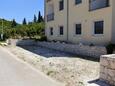 Kneža, Korčula, Parkiralište 9479 - Apartmani sa šljunčanom plažom.