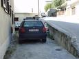 Parking lot Sumpetar, Omiš, Parking lot 948 - Apartments with pebble beach.