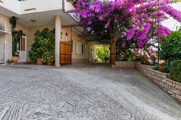 Sumpetar, Omiš, Objekt 949 - Apartmani blizu mora sa šljunčanom plažom.
