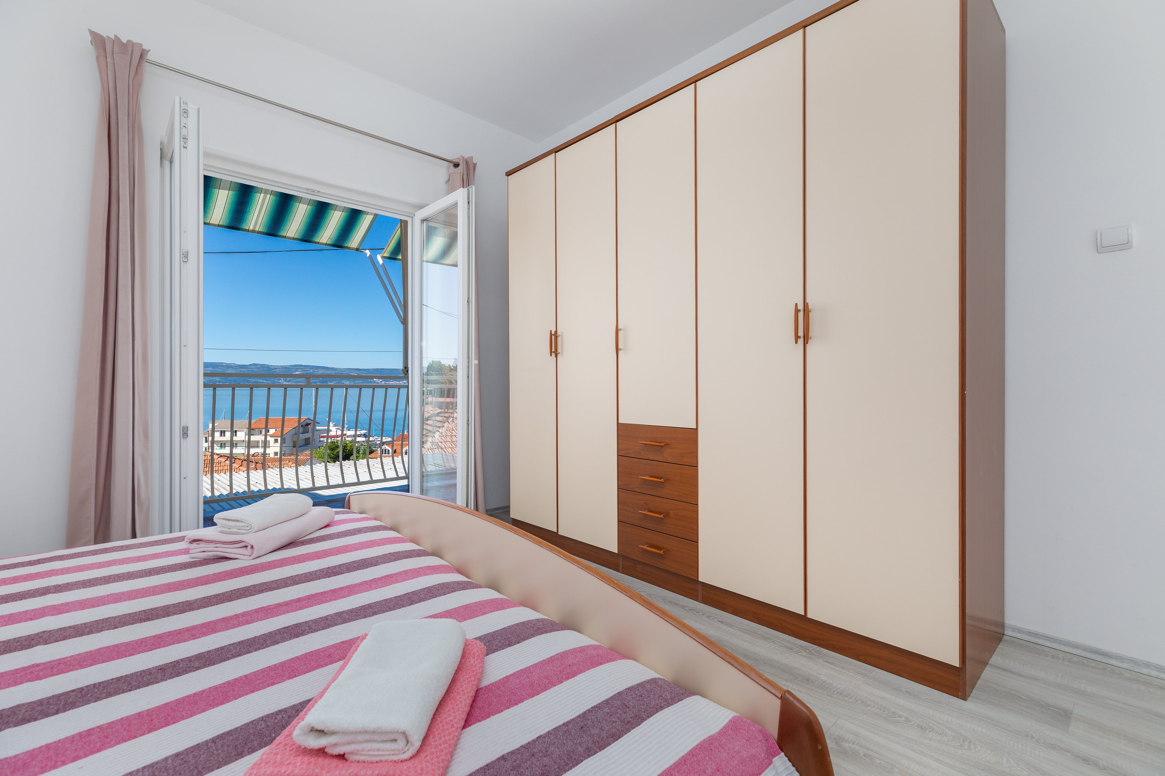 Three bedroom apartment with balcony and sea view Sumpetar, Omiš  A-a