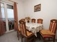 Salle à manger Smokvina, Salle à manger dans l’hébergement en type apartment, animaux acceptés.