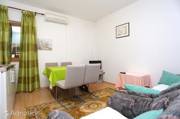 Marušići, Dining room in the apartment, air condition available, (pet friendly) and WiFi.