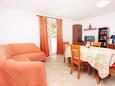 Basina, Sala de estar in the apartment, air condition available y WiFi.