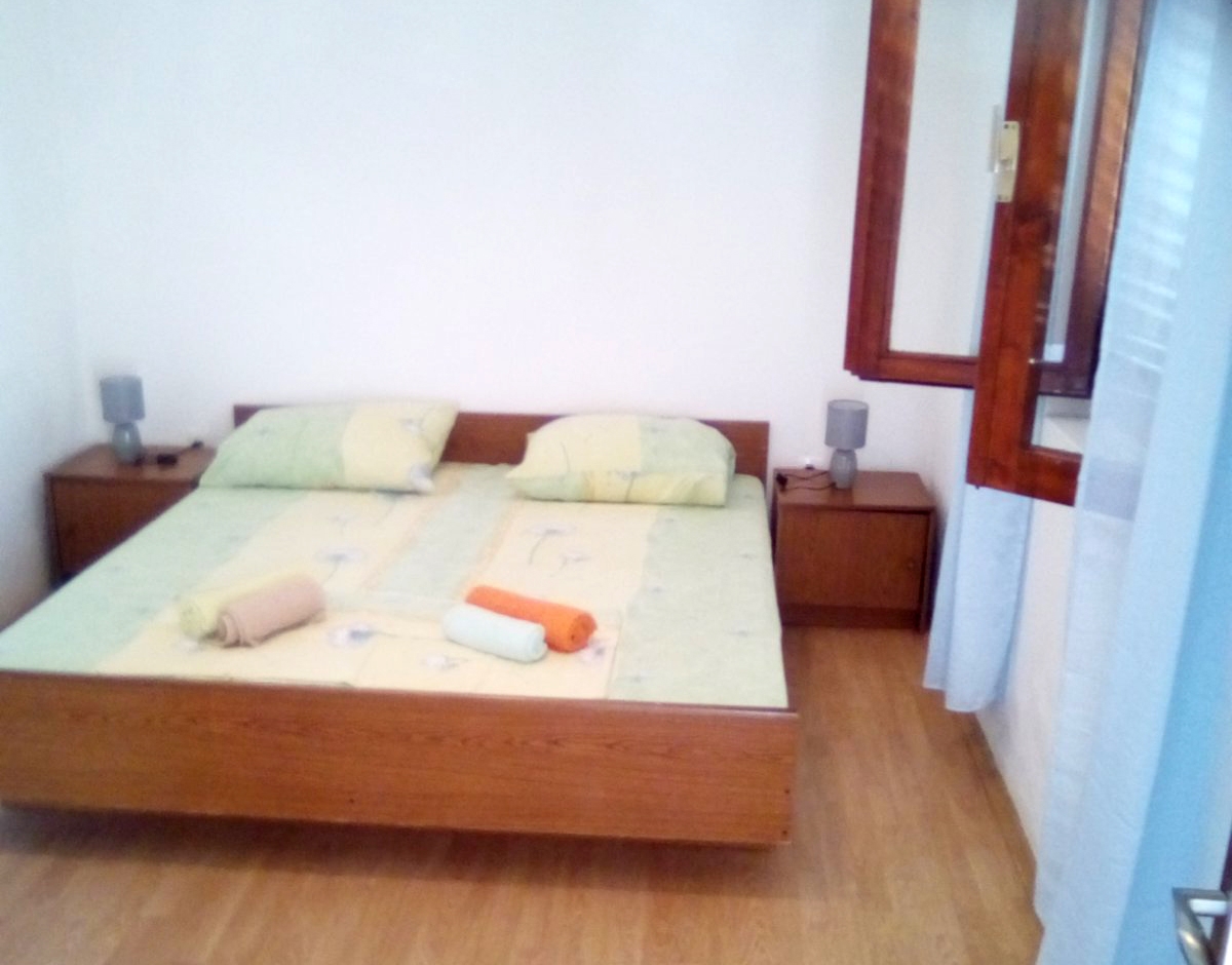 Three bedroom apartment with terrace and sea view Zavalatica, Korčula  A-b
