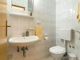 Ванная комната Okrug Gornji, Ванная комната в размещении типа studio-apartment, Домашние животные допускаются и WiFi.