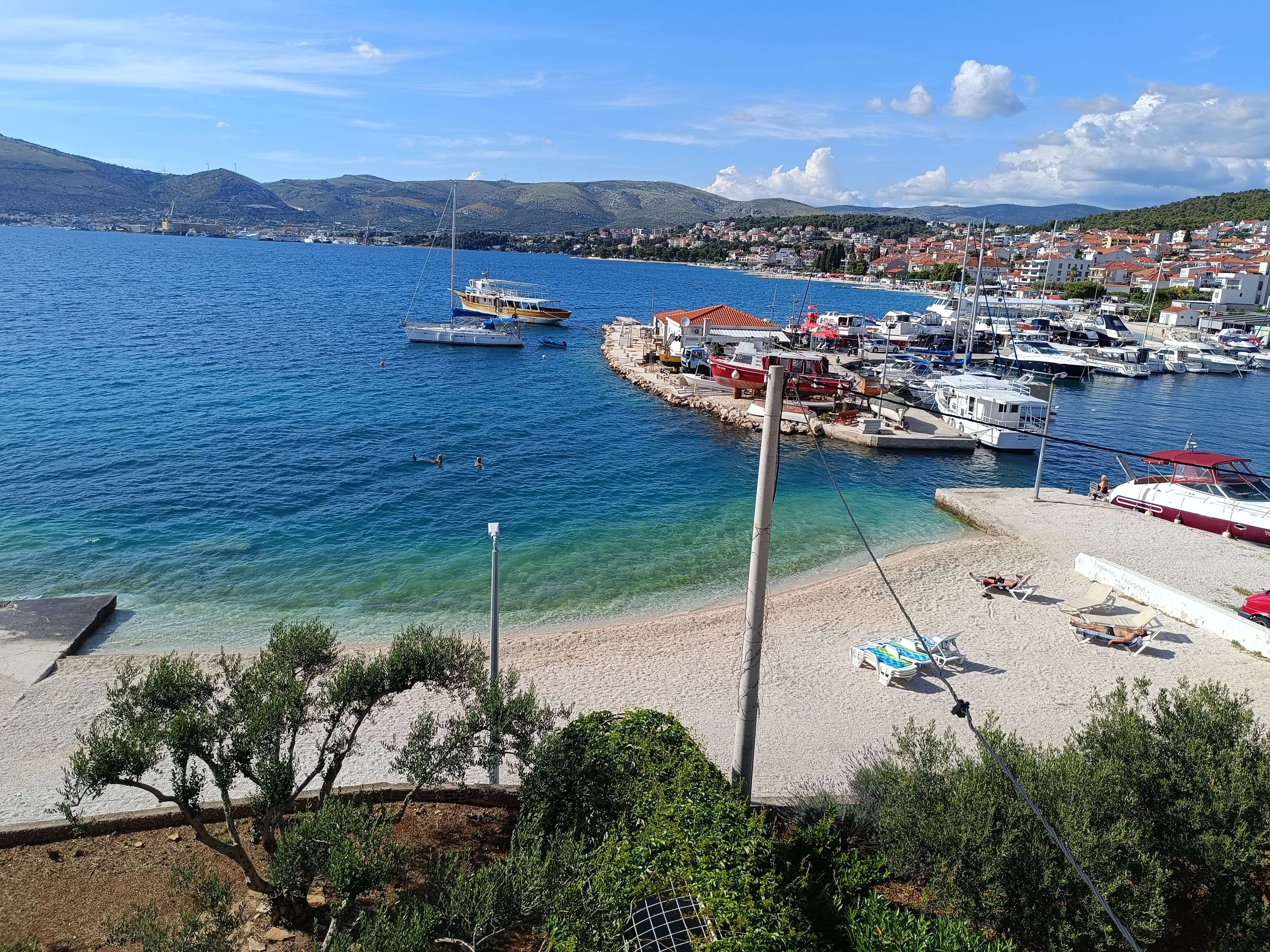 One bedroom apartment near beach Okrug Gornji, Čiovo  A-c