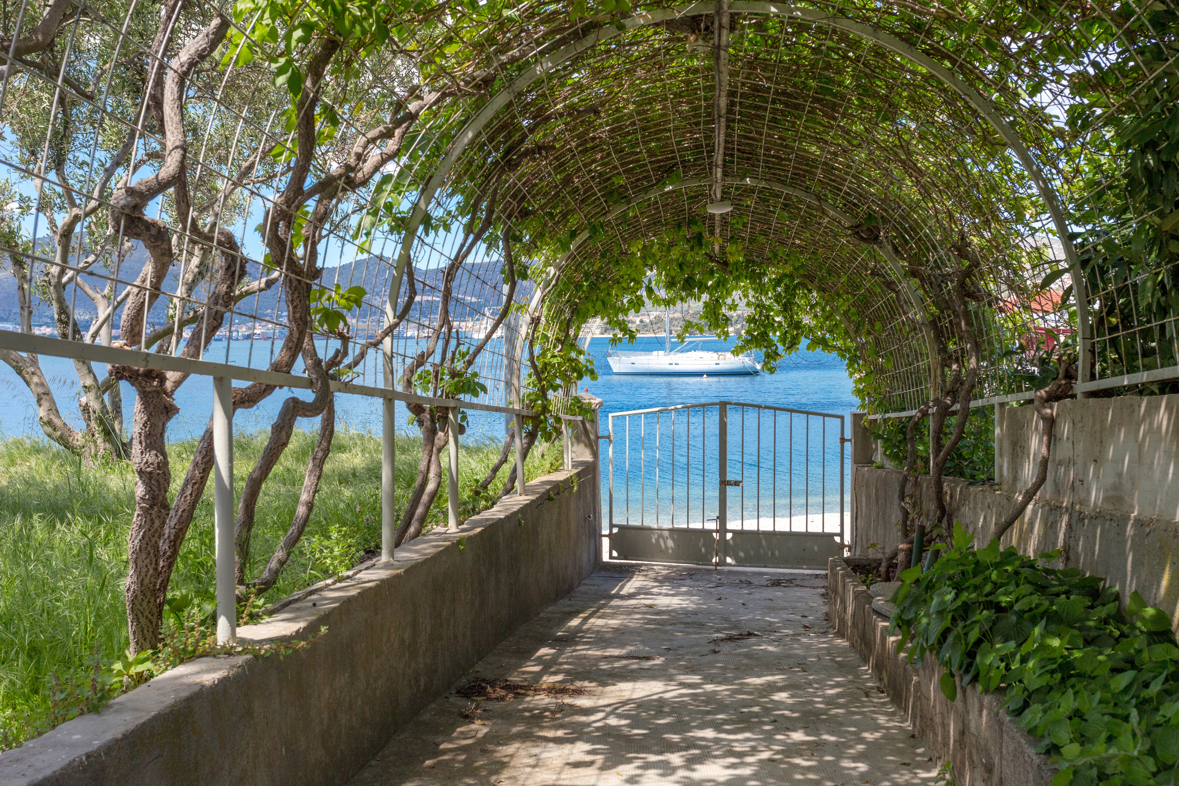 One bedroom apartment near beach Okrug Gornji, Čiovo (A-9694-c)