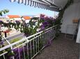 Balcony 1 Makarska, Balcony 1 in the apartment, with a sea view, (pet friendly) and WiFi.
