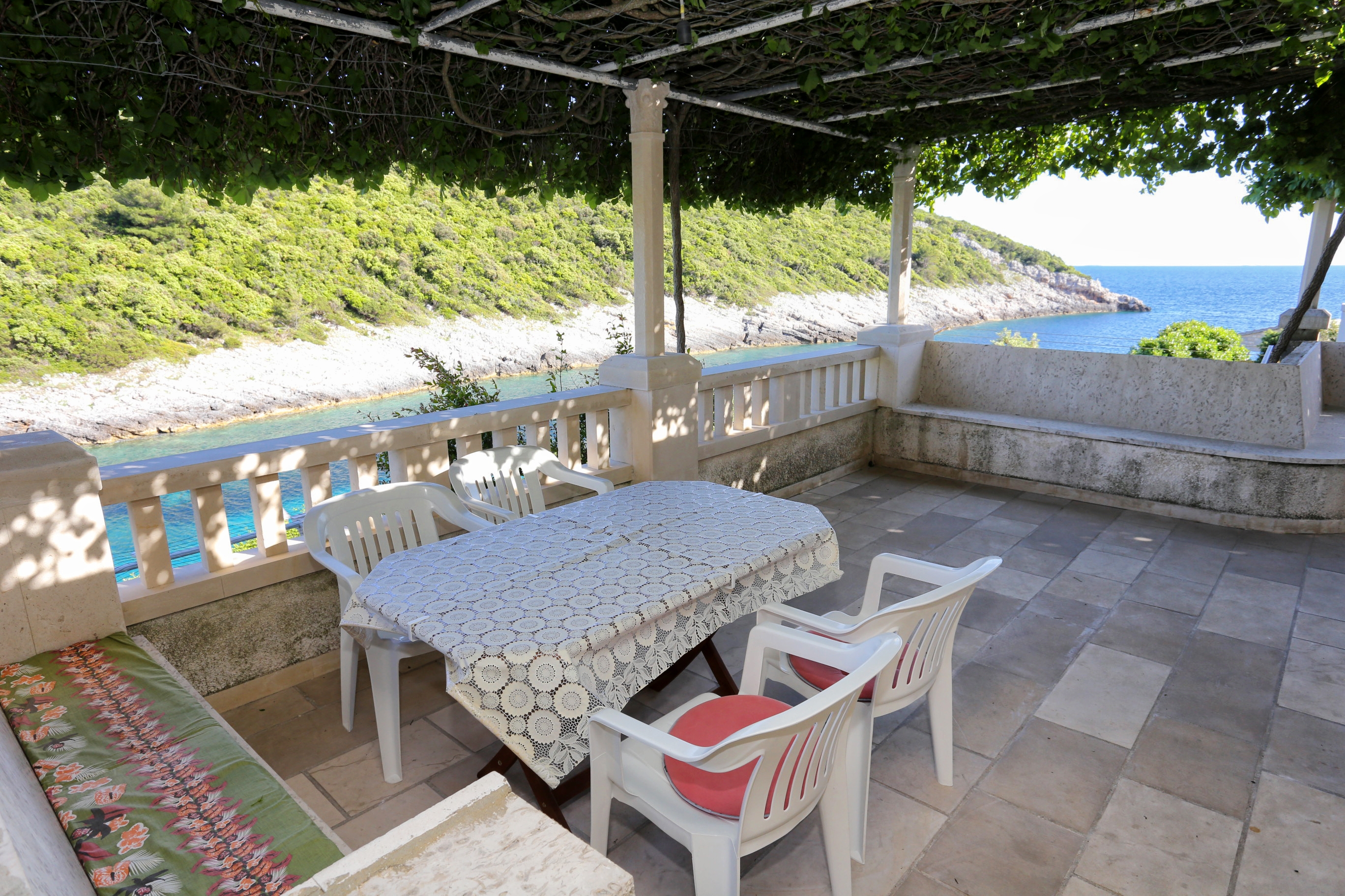 Two bedroom apartment near beach Cove Rasohatica, Korčula  A-a