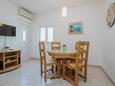 Arbanija, Comedor in the apartment, air condition available y WiFi.