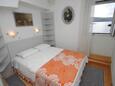 Ložnice Komiža, Ložnice v ubytování typu studio-apartment, s klimatizací, domácí mazlíčci povoleni a WiFi.