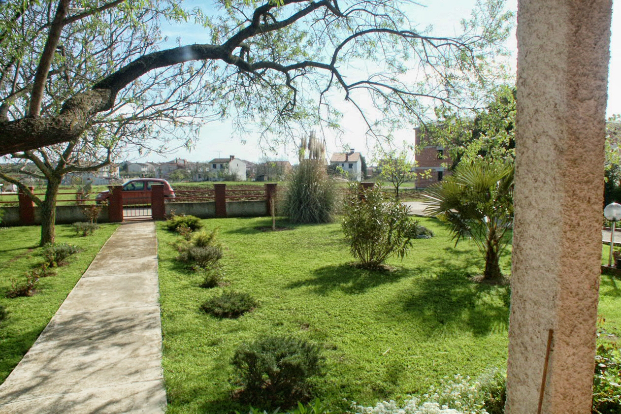 Two bedroom apartment with terrace Valbandon, Fažana  A-a
