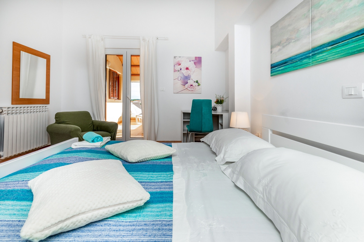 One bedroom apartment with terrace Valbandon, Fažana  A-c