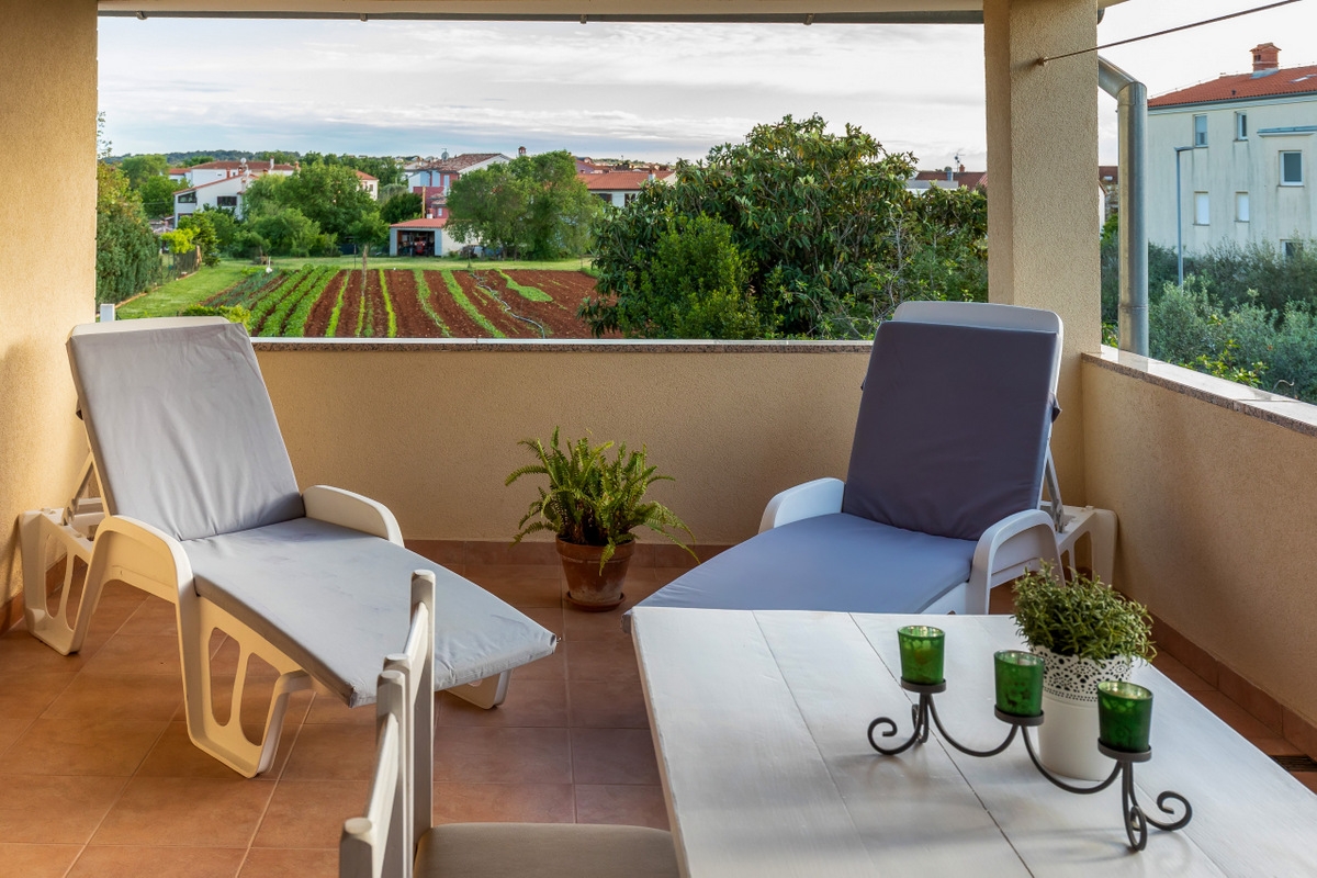 One bedroom apartment with terrace Valbandon, Fažana  A-c
