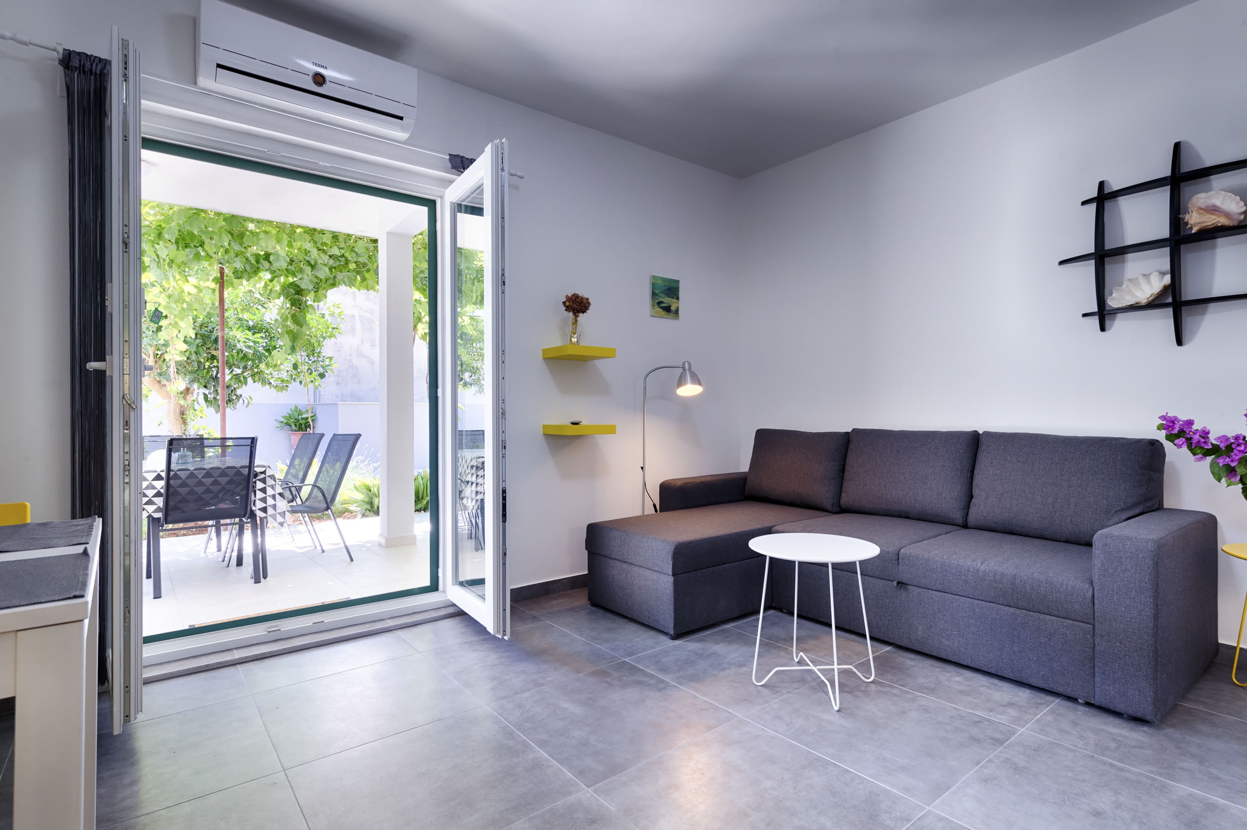 Two bedroom apartment with terrace Komiža, Vis (A-9722-a) Two bedroom apartment with terrace Komiža, Vis (A-9722-a)