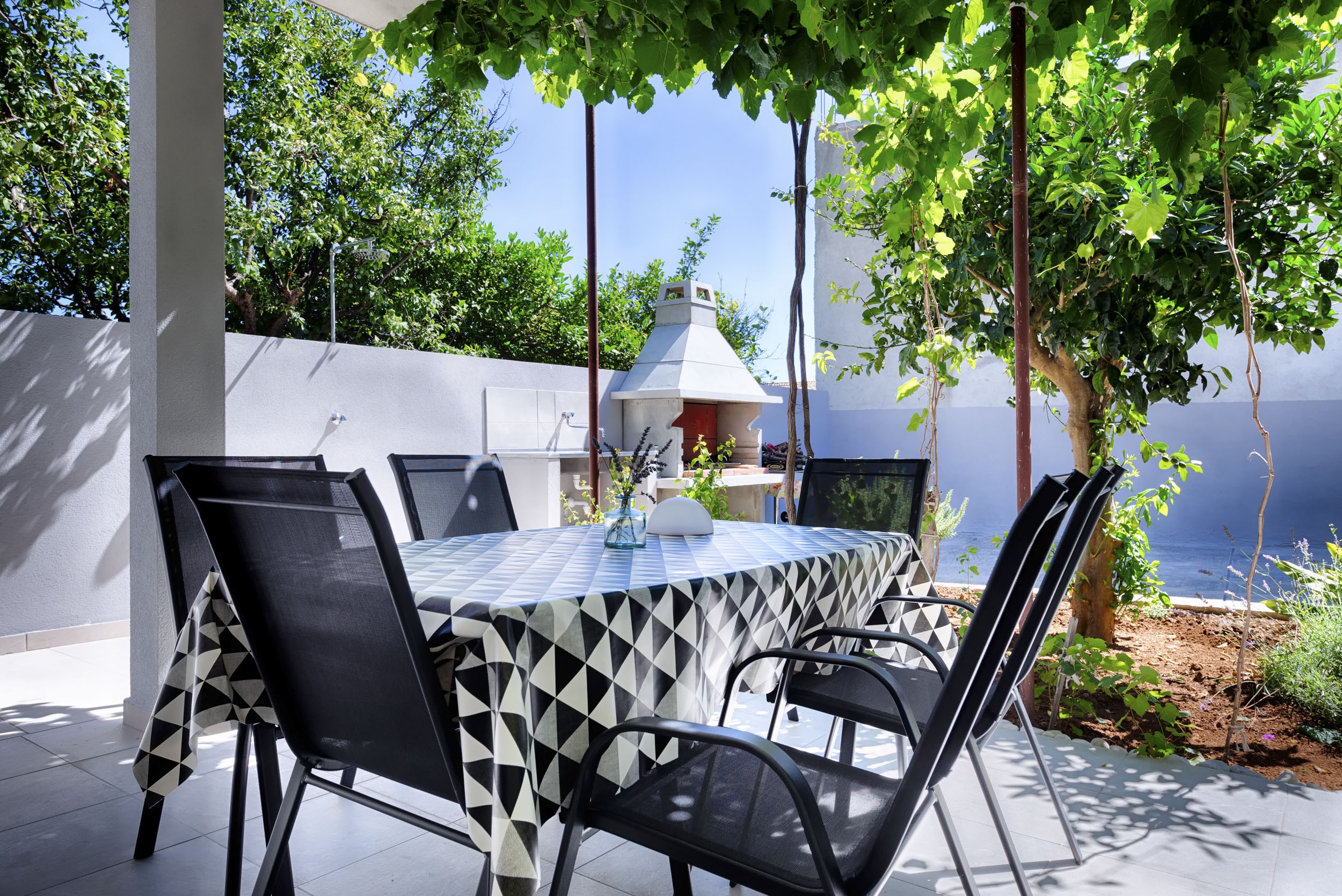 Two bedroom apartment with terrace Komiža, Vis (A-9722-a) Two bedroom apartment with terrace Komiža, Vis (A-9722-a)