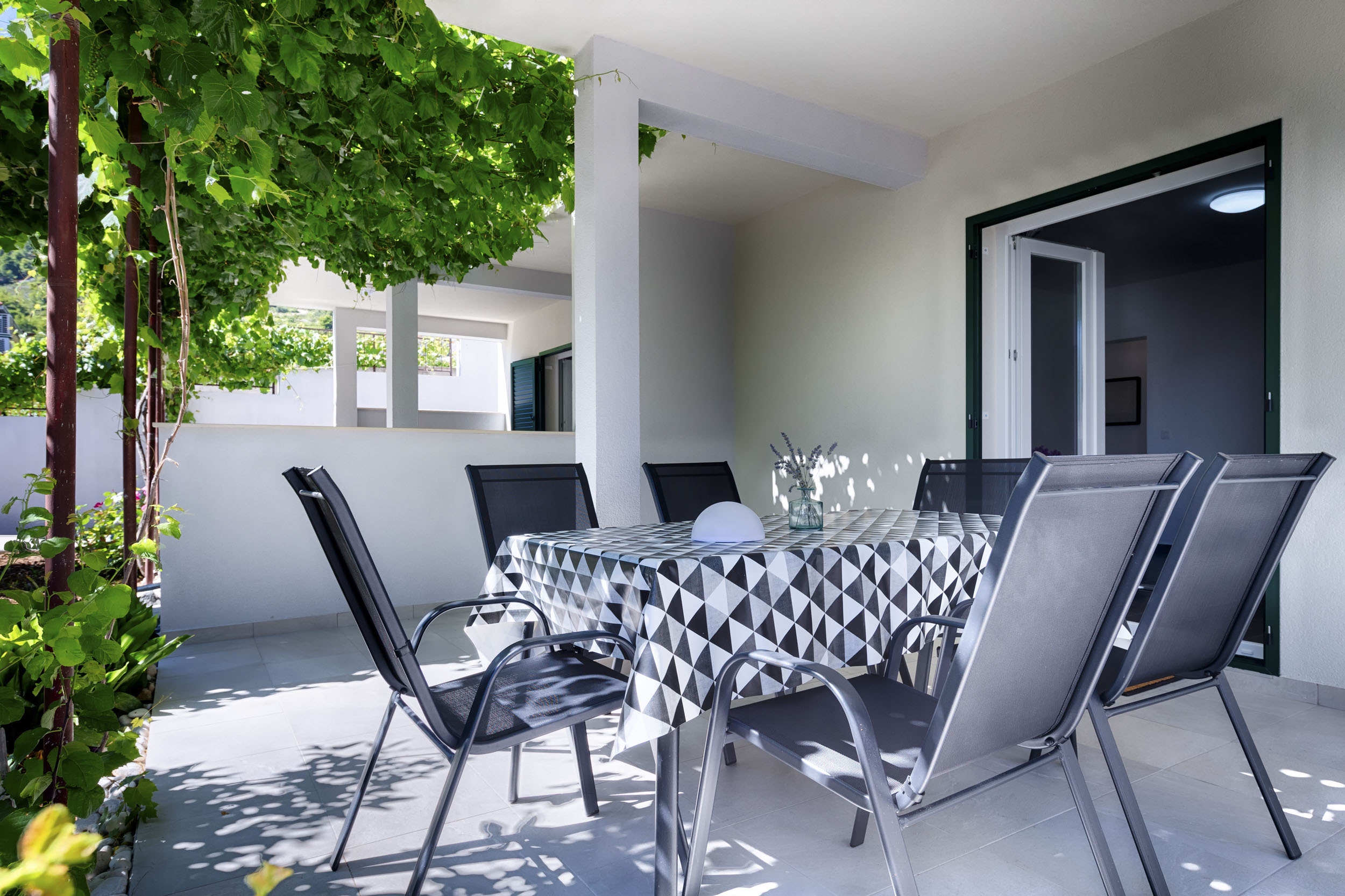 Two bedroom apartment with terrace Komiža, Vis  A-a