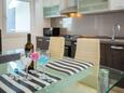 Seget Vranjica, Jídelna v ubytování typu apartment, s klimatizací, domácí mazlíčci povoleni a WiFi.
