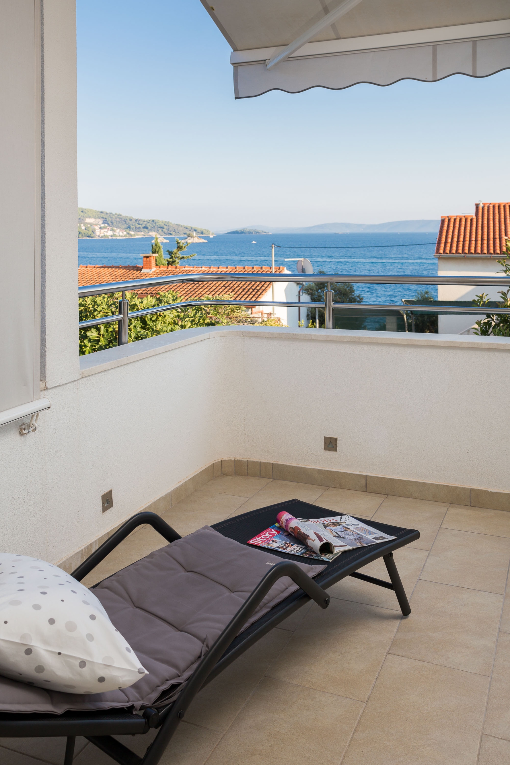 Two bedroom apartment with terrace and sea view Seget Vranjica, Trogir  A-b