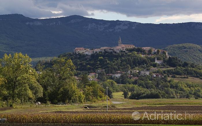 Krajina v okolí miesta Buzet - mesto hľuzoviek na riviére Vnútrozemie Istrie