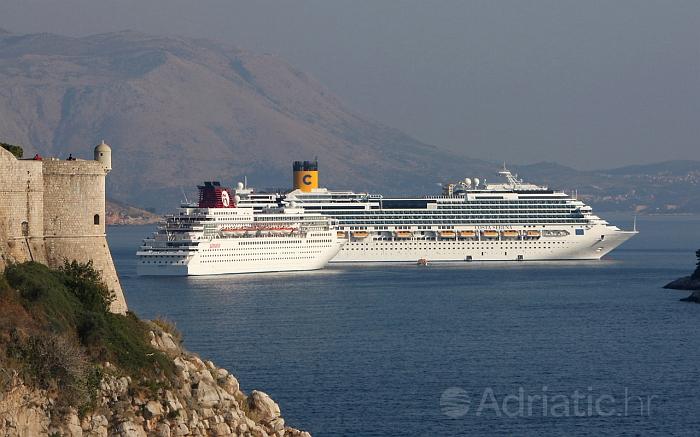 Veliki cruiser u blizini grada Dubrovnika, rivijera Dubrovnik