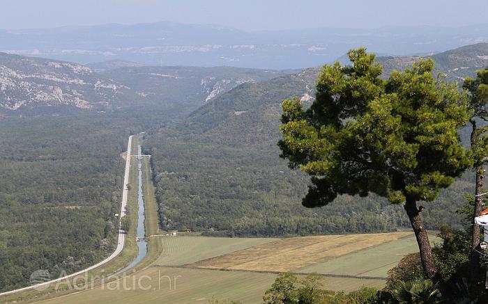 Reka Mirna poleg mesta Motovun, riviera Osrednja Istra