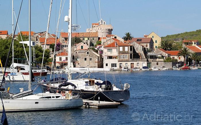 Widok z morza na miejscowość Vrboska, riwiera Hvar